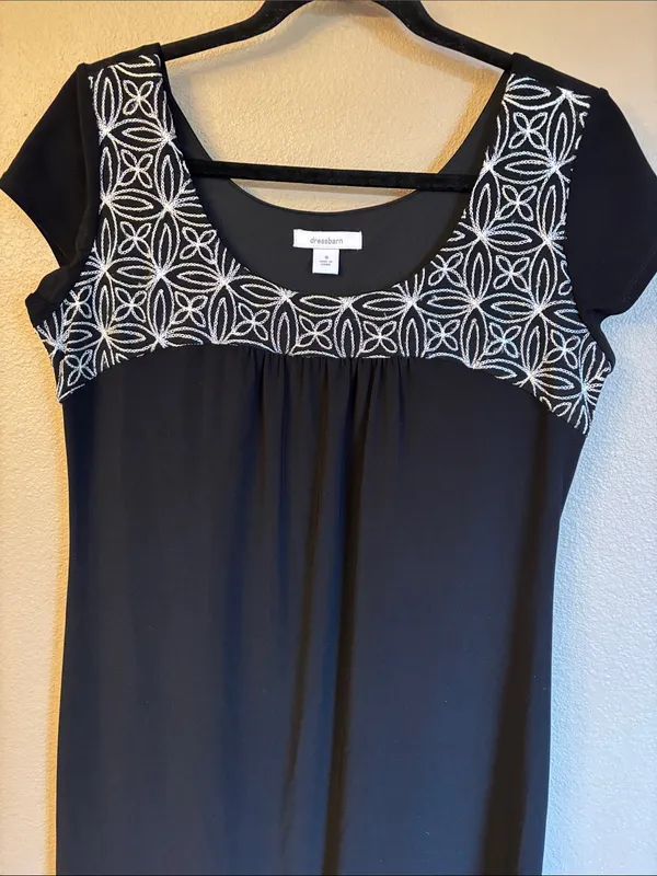 dressbarn 8 Black Scoop Neck White Floral Embroidered Mini Knee Length Dress LBD - Image 3