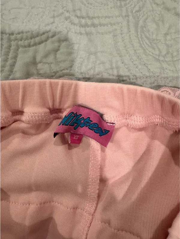 Edikted Bloomer Ruffle Shorts pink - Image 2