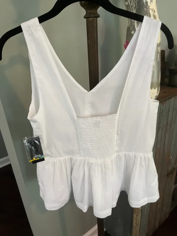 Crown & Ivy NWT Size XS Sleeveless White Top - Image 5