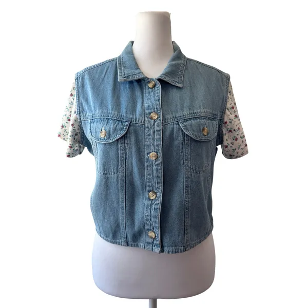 Vintage ‘80s Sasson Floral Cotton & Denim Button Front Short Sleeve Crop Top - Image 5
