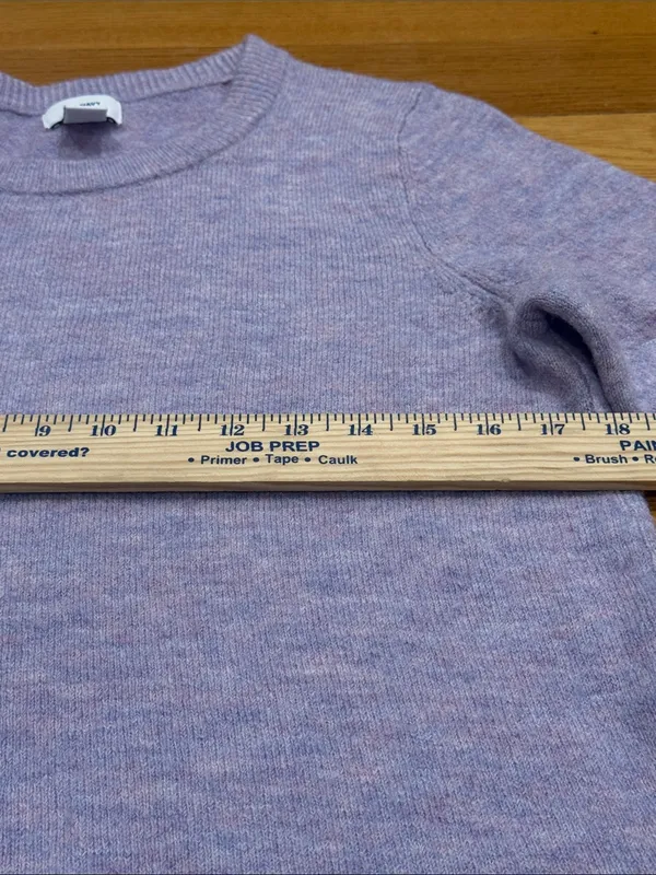 Old Navy lilac crew neck sweater size medium. Purple - Image 3
