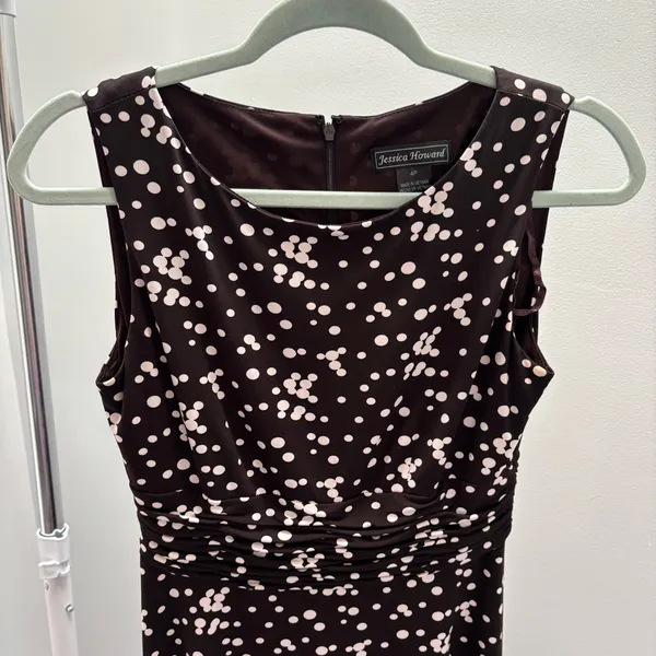 Jessica Howard Brown and White Polka Dot Sleeveless Ruched Midi Dress - Image 3