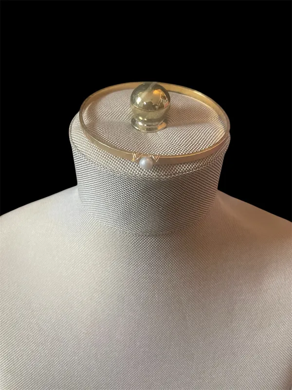 This item is a hammered gold-tone pearl bracelet - Image 4