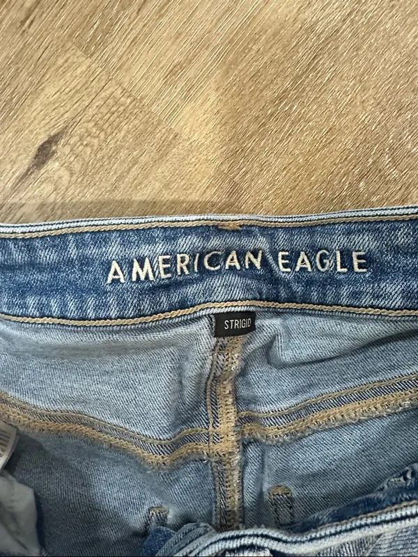 American Eagle Classic High-Rise Distressed Women's Blue Jeans - mom jeans strigid - Image 2