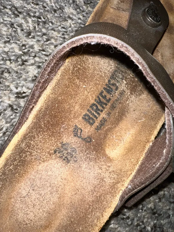Birkenstock Sandals Gizeh metallic brown - Image 4