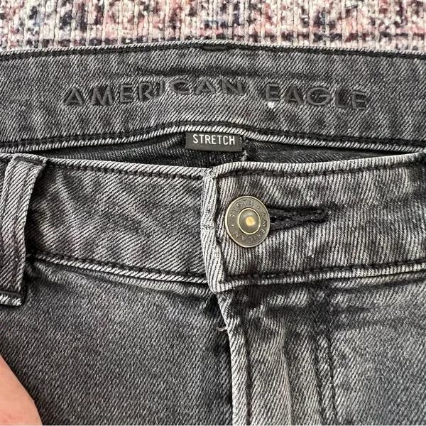 American Eagle Outfitters Mom Jean in Black Wash Charcoal Grey Size 8 - Image 6