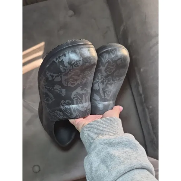 Crocs Women's Black and Grey Clogs - Image 5