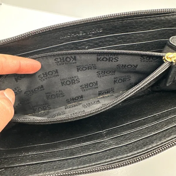 MICHAEL KORS Black Wallet - Image 9