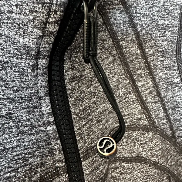1066. Lululemon define sz 8 Gray - Image 3