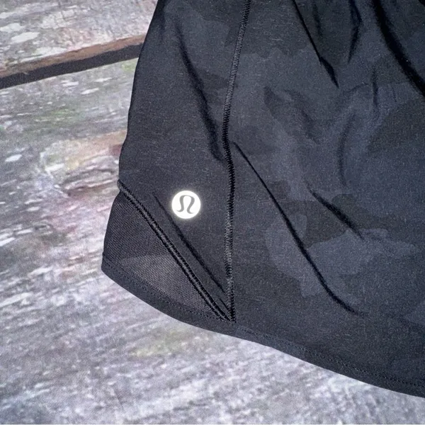 Lululemon Black Camo Hotty Hot Shorts Size 4 - Image 4