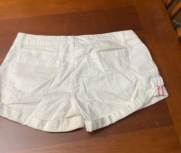 2.1 Denim ladies shorts are a size 28. - Image 2