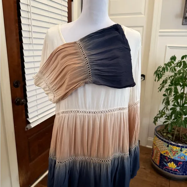 Entro EUC Elegant Bell Sleeve Embroidered Detail Ombre Women's Top - Image 4