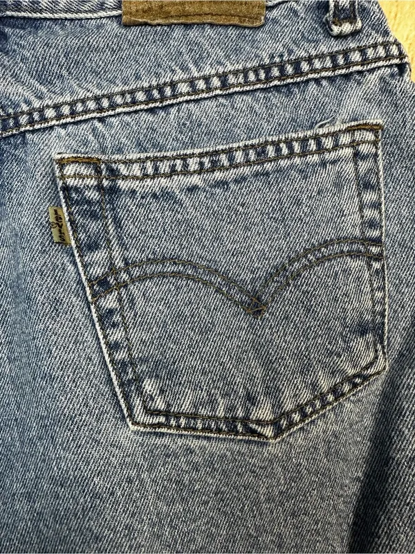 Women’s Levi's 900 Series Vintage High-Waist Blue Denim Shorts - Image 8