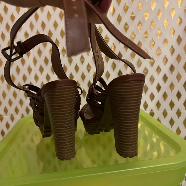 Strappy platform heels well worn deems my size 7 - Image 4