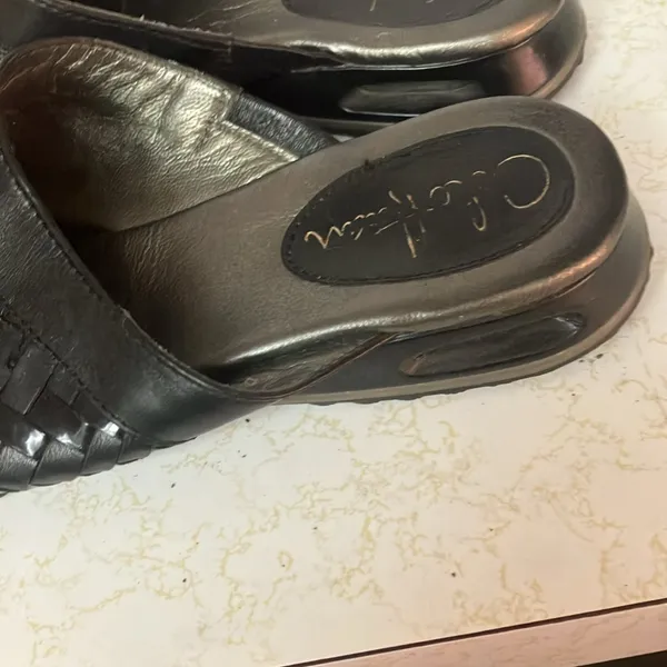 FINAL MARKDOWN Clarks Black Leather Slip-On Loafers 7 1/2 - Image 4