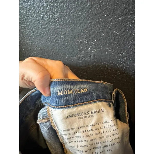 Women's American Eagle Light Wash Distressed Mom Jeans Size 4 - Image 6