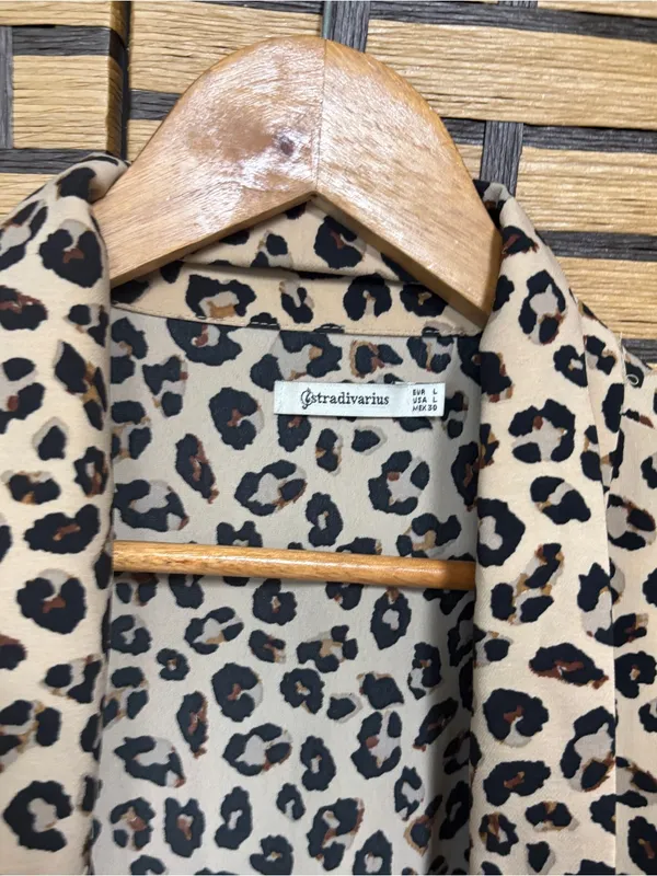 Stradivarius leopard print cardigan/blazer size large - Image 4