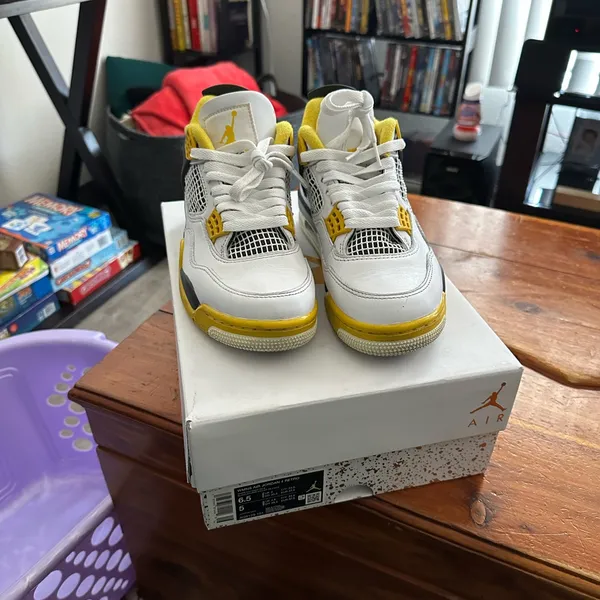 Women’s Air Jordan 4 Retro - Image 3
