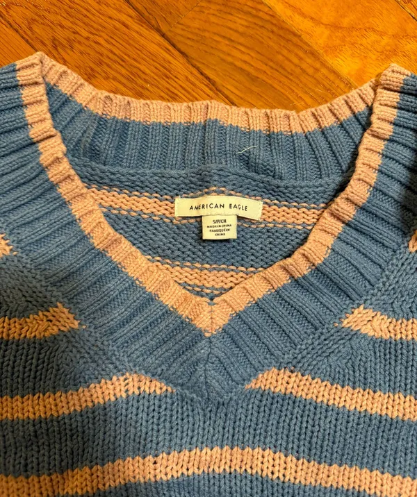 American Eagle Outfitter Sweater - Image 2