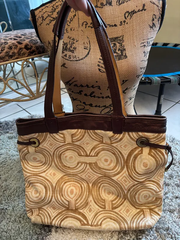 Coach Beautiful purse medium size 💜 - Image 5