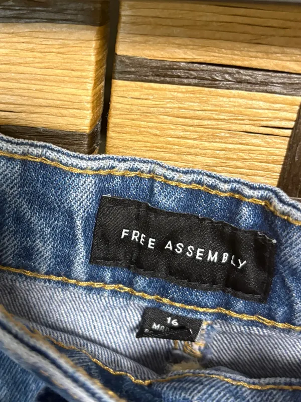 Free Assembly Jean Shorts Size 16 - Image 4