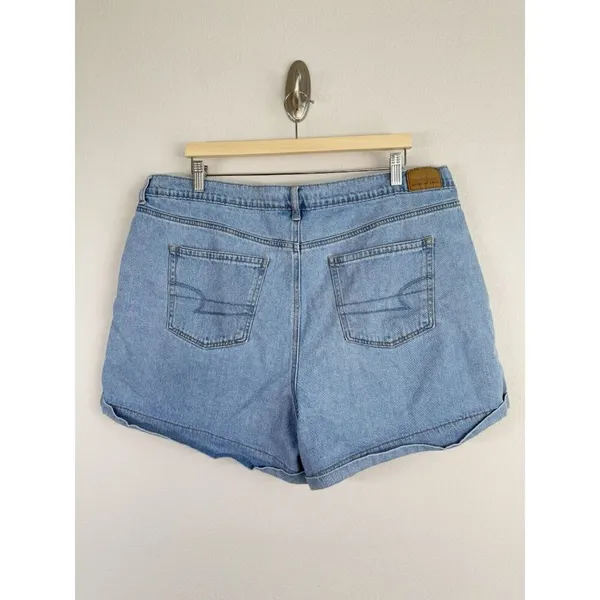 American‎ Eagle Women’s Pleated Front Moms Shorts Light Blue Wash Denim Size 20 - Image 2