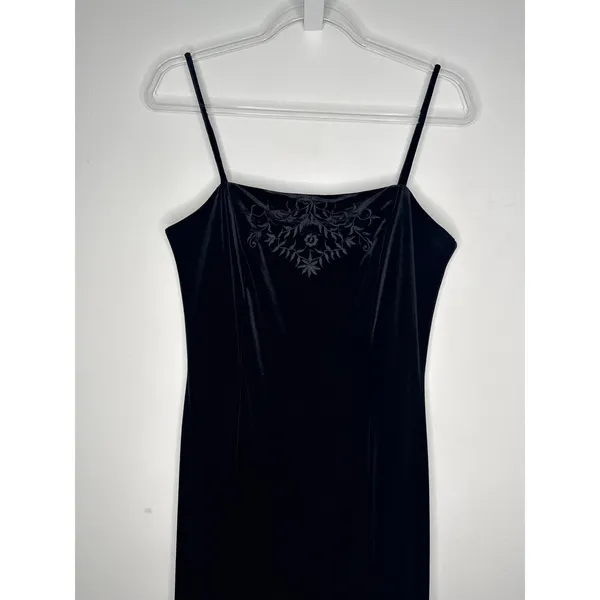 Dressbarn Collection 1990s Black Velvet Embroidered Gown formal sexy 6 - Image 7