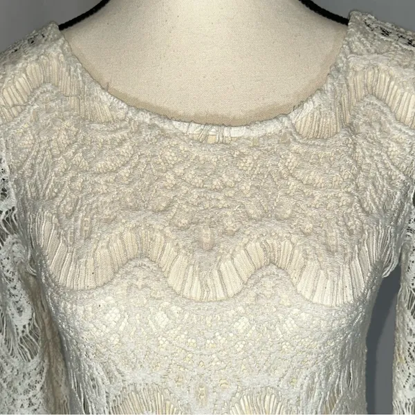 Gimmicks by BKE Ivory Lace Boho Top Zipper Back Size Medium Women’s EUC - Image 2