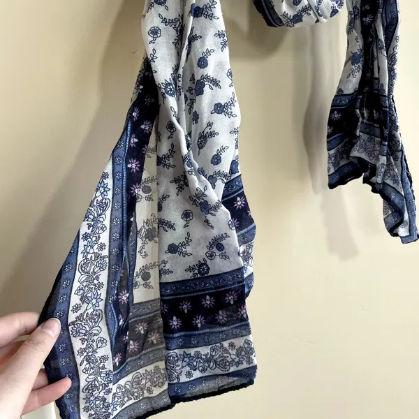 Vintage‎ floral white blue lightweight scarf casual headscarf chic accessory - Image 2