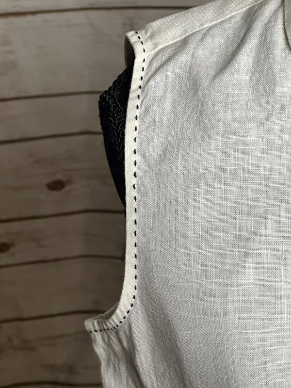 edward white sleeveless ruffle front 100% Irish linen button-up blouse Small - Image 4