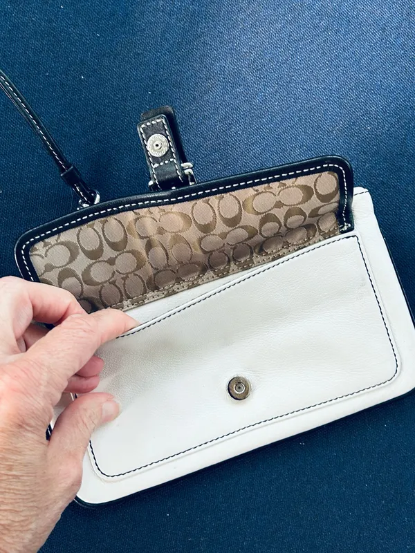 Vintage Y2K Coach Soho Cream Off White Leather Buckle Pocket Wristlet Bag - Image 6