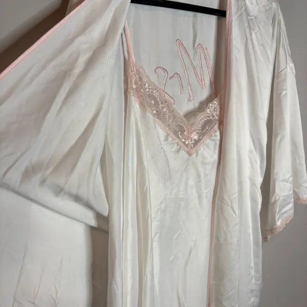NWT Lilac & London white bridal Mrs. Cloud Dancer robe camisole set - Image 5