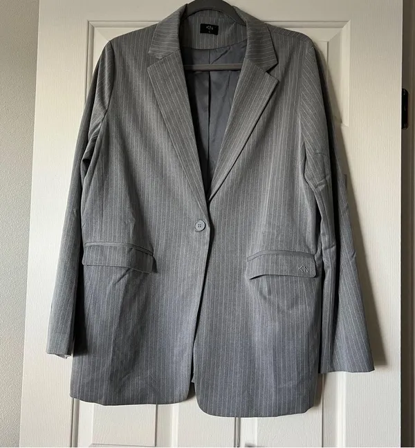 Klassy Network Gray Pinstripe Blazer Women’s Size L NWT - Image 5