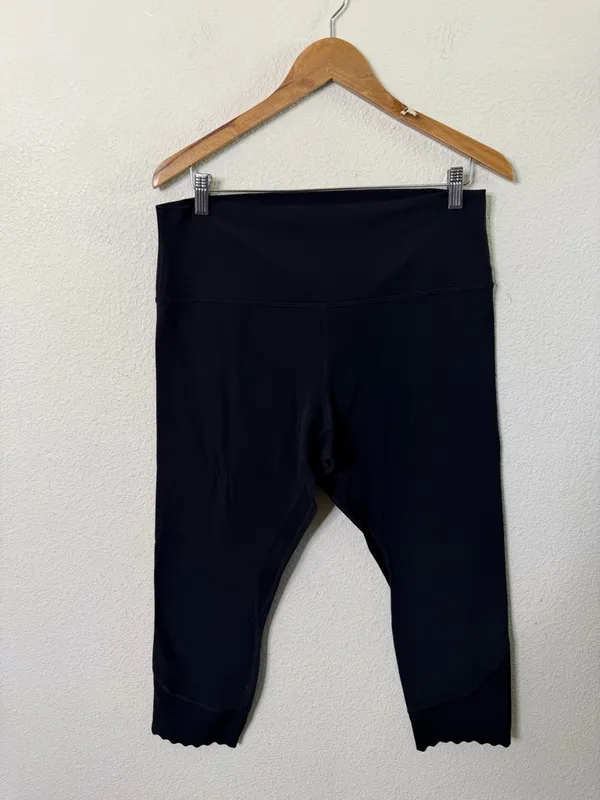 Lululemon Align Scalloped Hem High-Rise Crop 23" Black Womens‎ Size 14 - Image 2