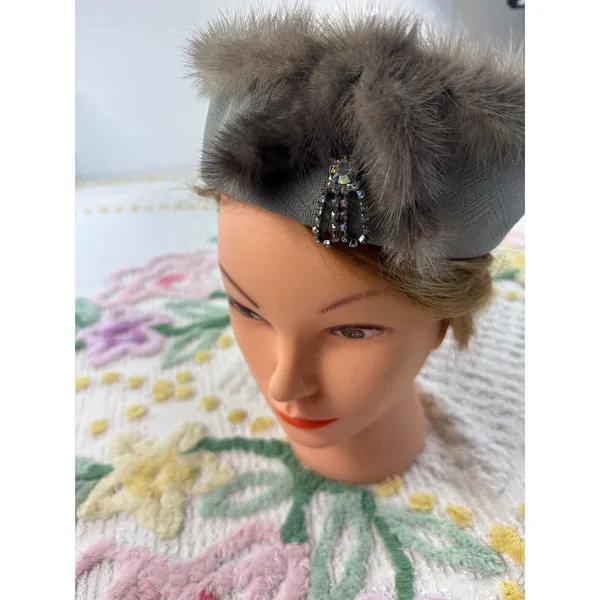 Vintage Grey‎ Pillbox Hat Real Fur Trim Rhinestone Brooch Detail Mid-Century - Image 3
