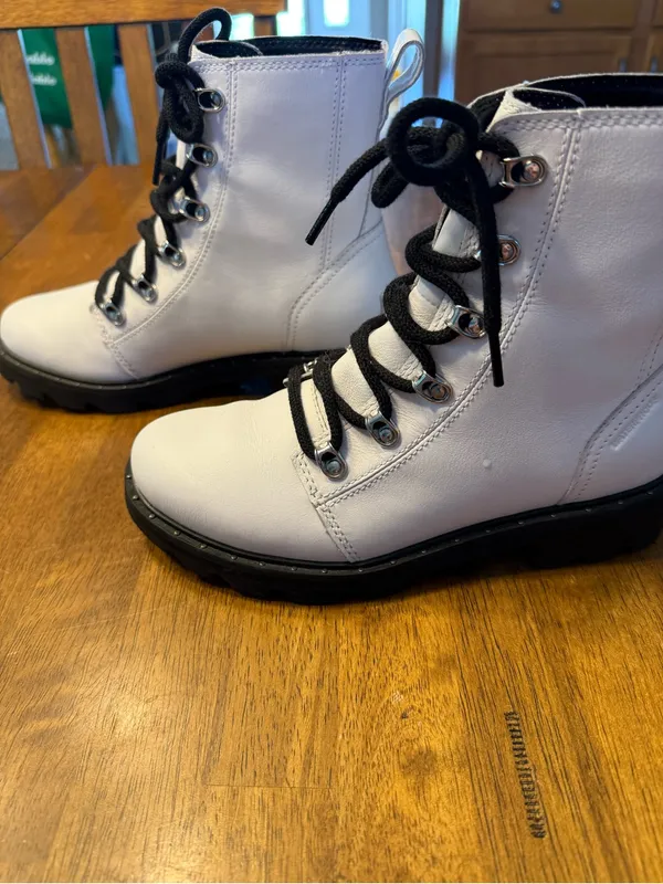 Sorel White Combat Boots with Black Laces - Image 4