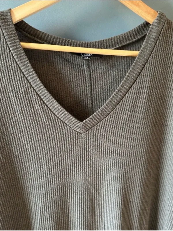Lulus green ribbed long sleeve v-neck loose fit top - Image 4