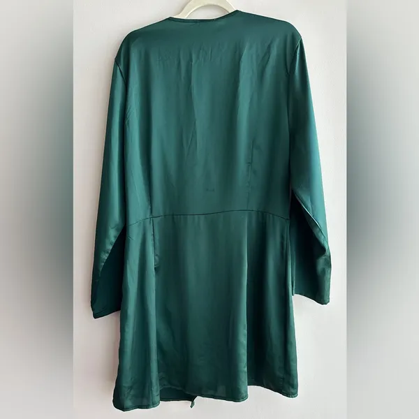 PrettyLittleThing The Emerald Green Satin Long Sleeve Wrap Dress, Size 1X - Image 7