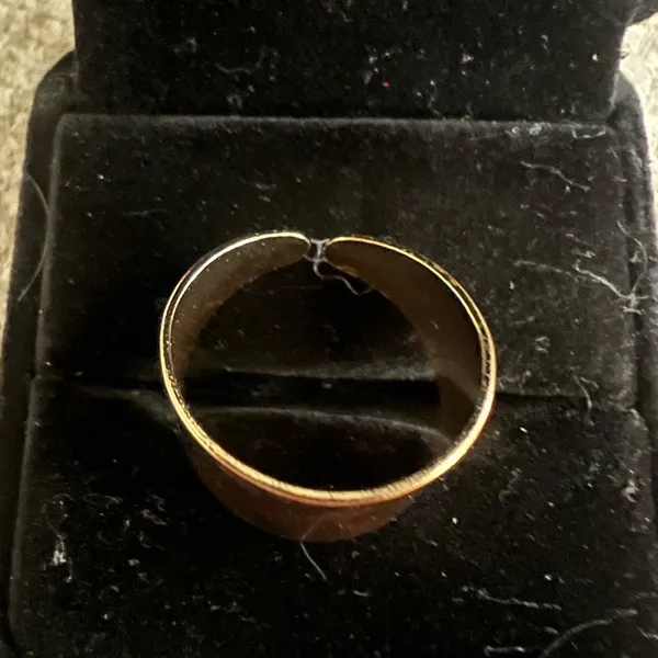 Women’s Gorgeous Golden Adjustable Band Size 7-9 - Image 2