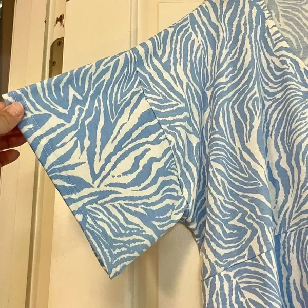 NWT Yak & Yeti Blue Zig Zag Zebra Striped Short Sleeve Blouse L/XL - Image 3