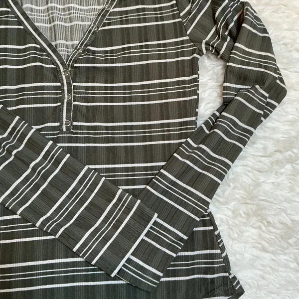 Rue‎ 21 Olive Green White Stripe Ribbed Henley Long Sleeve Top Shirt Womens Sz M - Image 2