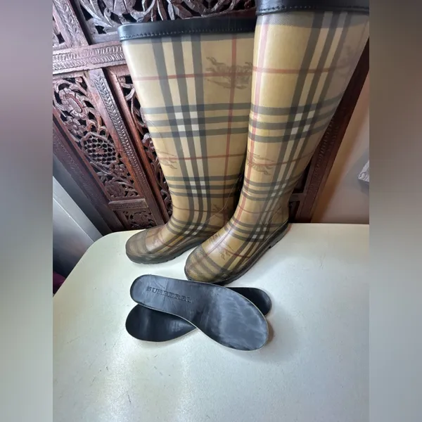 Burberry Women's Calf Rubber Rain Boots Size 5. Authentic. - Image 2