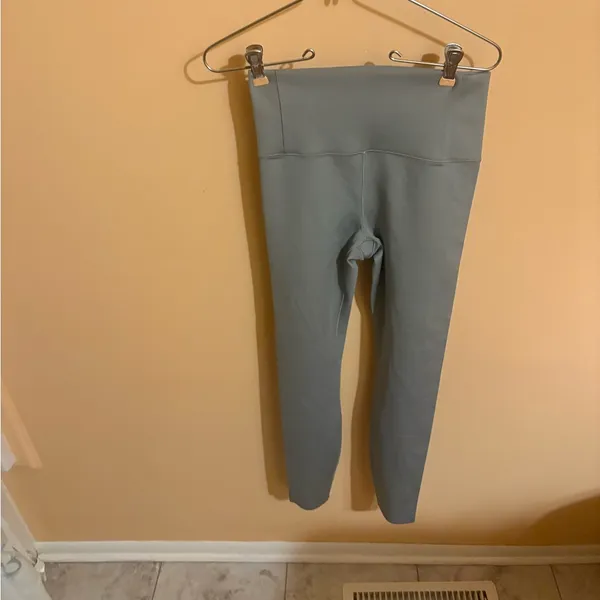 Vuori Evolve Leggings in Sage Green - Image 2