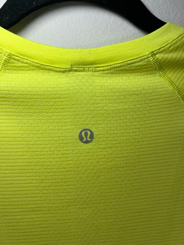 Lululemon Woman's Swiftly Tech Yellow Lime Seamless Short Sleeved Shirt Top Sz 4 - Image 9