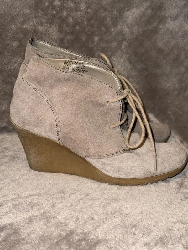White Mountain Suede Lace-Up Wedge Ankle Boots Size 8.5M - Image 3