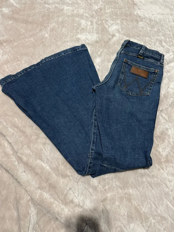 Wrangler Women’s High-Rise Retro Trumpet Flare Jeans - Image 2