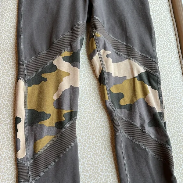 Offline by Aerie The Hugger Legging Hi-Rise size S army green with camo accents - Image 3