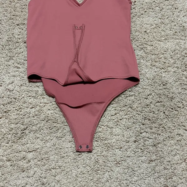 Abercrombie & Fitch Womens Soft AF Seamless V-Neck Dusty Rose Bodysuit - Medium - Image 4