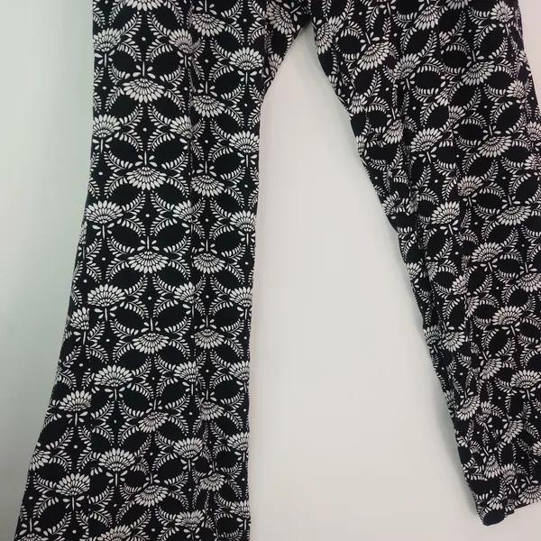 Old Navy L Loungewear Pull-On Pocketed Black White Flower Wide Leg Pants - Image 5
