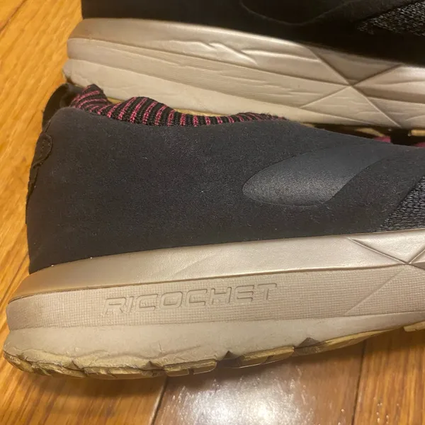 Women's Brooks Ricochet LE Black Maroon‎ Running Shoes Size 11.5 1202921B018 - Image 3